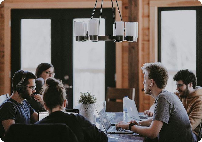 Equipo de Iridian trabajando junto a las áreas internas de un cliente